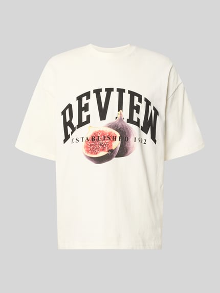 Produktfoto, białe męski t-shirt z model 'Varsity' od REVIEW z nadrukiem z logo i figami, bawełna, krój relaxed fit, okrągły dekolt, rękaw o dł. 1/2, długość tyłu w rozmiarze m: 68 cm