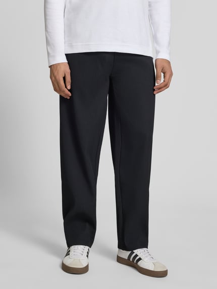 Männermodel trägt Sweatpants mit Strukturmuster und elastischem Bund von Pegador, Material-Mix mit Stretch-Anteil, Relaxed-Fit, Ganzkörperansicht von vorne.