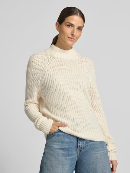 Frauenmodel trägt cremefarbenen Strickpullover aus Kaschmir-Baumwoll-Mix Modell 'LONA' von 0039 Italy, Struktur mit Stehkragen, Ganzkörperansicht von vorne, Damen Strickpullover Regular Fit, Rückenlänge 60 cm, Ärmellänge 78 cm.