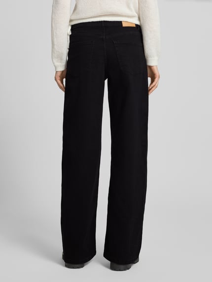 Vrouwenmodel draagt Wide-Leg-Jeans met middelhoge taille van Review, katoenmix met stretch, los model, 5-pocket, detailopname achterkant.
