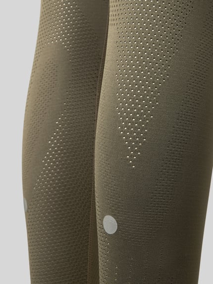 Produktfoto, olivgrüne Slim Fit Leggings mit Logo-Print von ASICS, elastischer Material-Mix, strukturierte Partien, elastischer Bund