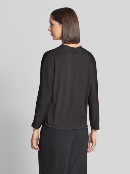 Männermodel trägt czarną bluzkę z rękawem o dł. 3/4 z mieszanki wiskozy Loose Fit 3/4-Shirt aus Viskose-Mix Modell 'Sluto' von OPUS, widok całej sylwetki od tyłu, damska bluzka z rękawem o dł. 3/4 od OPUS.
