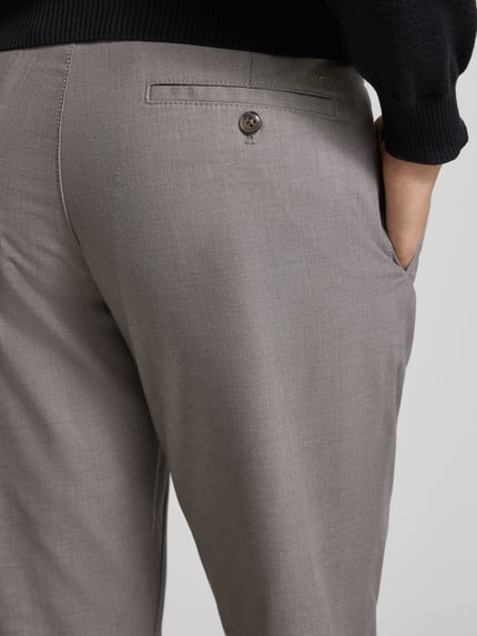 Mężczyzna nosi Stoffhose mit französischen Eingrifftaschen von MCNEAL, prosta szarość, kieszenie z tyłu, materiał z wiskozą, detailaufnahme bioder