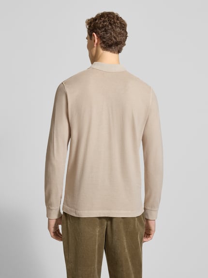Männermodel trägt Regular Fit Poloshirt aus reiner Baumwolle van Marc O'Polo, beige, uni, lange mouwen, rugaanzicht, ganzkörper.