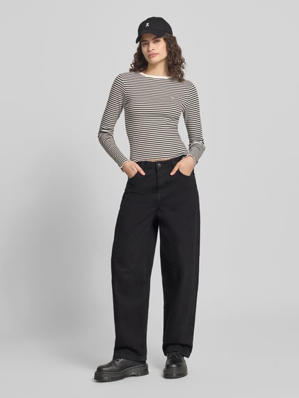 Vrouwenmodel draagt Slim Fit Langarmshirt aus Baumwoll-Mix van Tommy Jeans, gestreept, fijnrib, logo-detail, frill afwerking, volledige lichaamsvooraanzicht.