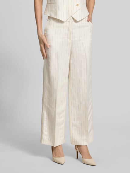 Kobiece modelka nosi Wide Fit Stoffhose mit Bügelfalten von Christian Berg Woman Selection w kolorze kremowym, szerokie nogawki z zaprasowanym kantem, kieszeń z tyłu, zapięcie na haftkę i zamek, szerokość w rozmiarze 36: 37 cm, długość wewnętrzna nogawki w rozmiarze 36: 70 cm, faktura gładka z subtelnym wzorem w paski, zdjęcie typu zbliżenie dolnej części ciała z przodu.