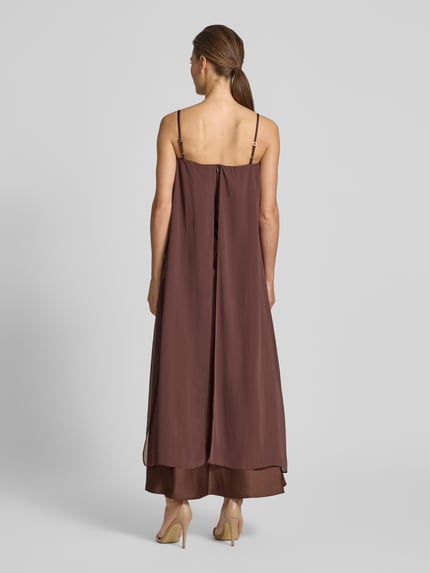 Frauenmodel trägt Regular Fit Midikleid aus Satin von Rinascimento in Braun mit Spaghetti-Trägern, Rückansicht, Ganzkörperansicht Rückansicht.