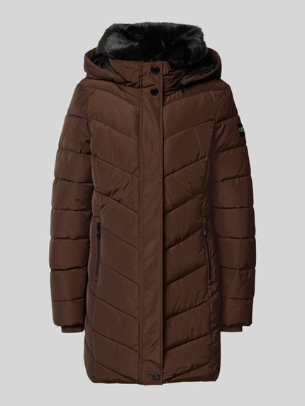 Produktfoto, braune Jacke mit abnehmbarer Kapuze Modell 'NEBULA' von NAUTGÅRD, gesteppte Struktur, Reiß- und Druckknopfverschluss, Damenmode