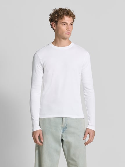 Mannenmodel draagt Slim Fit shirt met lange mouwen van puur katoen Model 'Enil' van DRYKORN met structuurpatroon en ronde hals, voorkant volledige lichaamsweergave. Ruglengte maat M: 67 cm, mouwlengte maat M: 69 cm.