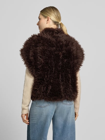 Frauenmodel trägt Weste mit V-Ausschnitt und Kappärmeln Modell 'Fine' von FREE/QUENT, gerade geschnitten, Felloptik braun, Rückenlänge 58 cm, Schulterbreite 44 cm, Ganzkörperansicht Rückansicht.