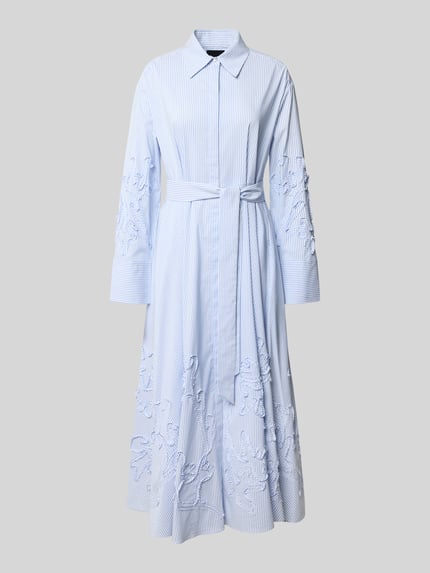 Produktfoto, Hemdblusenkleid mit verdeckter Knopfleiste und Bindegürtel van Marc Cain uit katoenmix met stretch, getailleerd model als midi-jurk, overhemdkraag, ruglengte maat 36: 130 cm, borstwijdte maat 36: 54 cm, mouwlengte maat 36: 60 cm, lichtblauw-wit, fijne strepen, geborduurde textuur