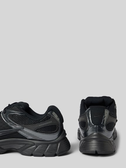 Produktfoto, sneakersy z detalem z logo model 'INITIATOR' od Nike w kolorze czarnym i szarym, krój zaokrąglony, wiązanie, wysokość obcasa w rozmiarze 10,5: 6 cm, wysokość cholewki w rozmiarze 10,5: 7 cm, szerokość cholewki w rozmiarze 10,5: 7 cm