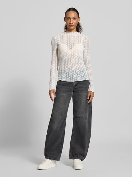 Vrouwenmodel draagt shirt met lange mouwen van Materiaalmix met stretch, slim fit, Model 'Zahara' van OH APRIL, ronde hals, Labeldetail, Ruglengte maat S: 63 cm, voorkant lichaamsopname.