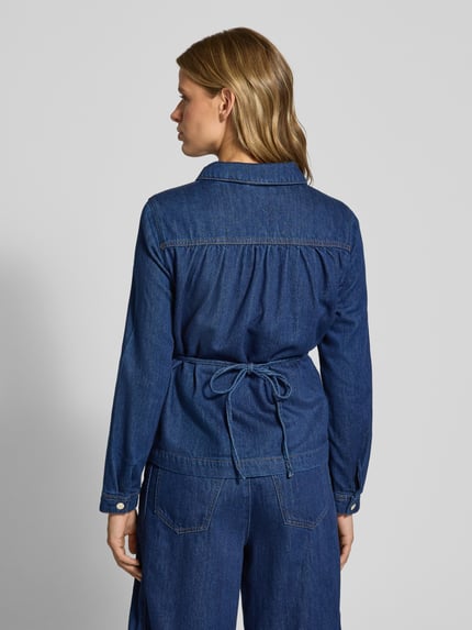 Frauenmodel trägt Flared Fit Jeansbluse aus Baumwoll-Lyocell-Mix von Marc O'Polo DENIM in Dunkelblau, glatte Textur, Ganzkörperansicht Rückansicht.