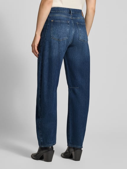 Frauenmodel trägt Barrel Jeans aus Baumwoll-Lyocell-Mix Modell 'TIRA' von Raffaello Rossi, dunkelblau, lockere Passform, Ganzkörperansicht Rückansicht, Damen Barrel Jeans von Raffaello Rossi.