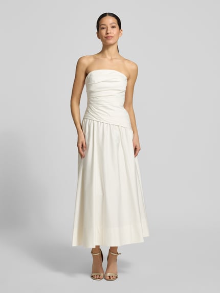 Frauenmodel trägt Cocktailkleid im Off-Shoulder-Look Modell 'Ashton' von Forever New aus Baumwoll-Elasthan-Mix, A-Linie, Midikleid, Farbe Creme, glatte Textur, Ganzkörperansicht von vorne. Rückenlänge bei Größe 36: 25 cm, Brustweite bei Größe 36: 36 cm.