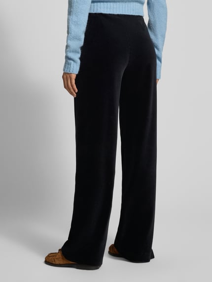Männermodel trägt schwarze spodnie sztruksowe Regular Fit Cordhose aus Baumwoll-Mix Modell 'ELAINE' von Raffaello Rossi, Ganzkörperansicht Rückansicht, spodnie damskie Raffaello Rossi.