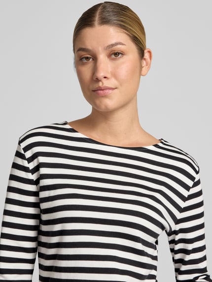 Frauenmodel trägt Longsleeve im Allover-Look mit 3/4-Arm von Oui, reine Baumwolle, Rundhalsausschnitt, Nahaufnahme Oberkörper.