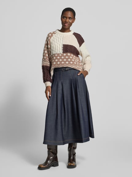 Frauenmodel trägt Pullover mit Strukturmix von VERO MODA, mehrfarbig, Patchwork-Strickoptik mit Zopfmuster, Feinstrick, Ganzkörperansicht von vorne.