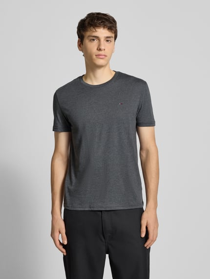 Männermodel draagt Regular Fit T-Shirt aus Baumwoll-Mix van Tommy Jeans, donkergrijs, unikleur, logo-stiksel, jersey, Ganzkörperansicht von vorne.