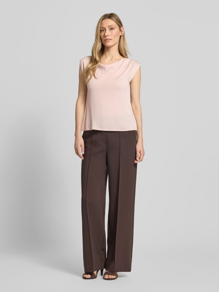 Vrouwenmodel draagt Relaxed Fit T-shirt uit viscosemix van s.Oliver BLACK LABEL, look: effen kleuren, details van effectgaren, cascadehals, korte mouw, rompzoom geribd, materiaalverwerking: knitwear, mix van viscose, effen textuur, zachte kleuren, helemaal van voren te zien.