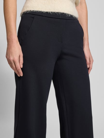 Frauenmodel trägt Stoffhose mit französischen Eingrifftaschen Modell 'NALEY' von SEDUCTIVE, Viskose-Mix, lockerer Schnitt, Nahaufnahme Oberkörper.