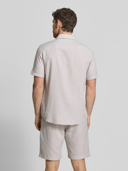 Männermodel trägt Regular Fit Freizeithemd aus Leinen-Baumwoll-Mix von MCNEAL in hellem Beige, lockere Struktur, Ganzkörperansicht Rückansicht, Kentkragen, Knopfleiste, Rückenlänge bei Größe M: 74 cm, Schulterbreite bei Größe M: 50 cm, Ärmellänge bei Größe M: 25 cm.