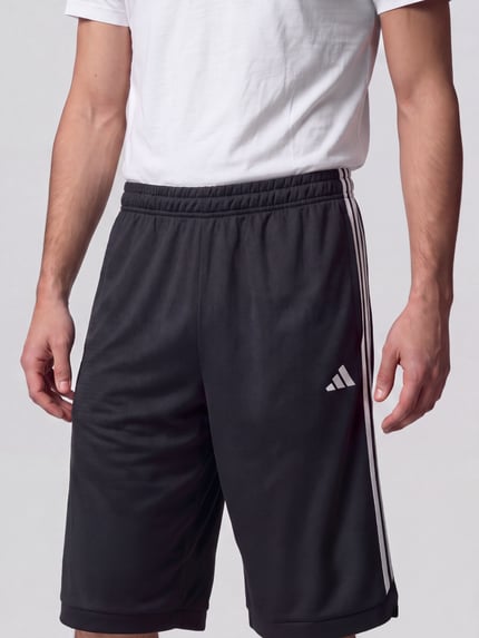 Mannenmodel draagt Sportshorts met zijzakken van adidas Sportswear, effen zwart, gestructureerde stof, logoprint, elastische tailleband, zijkanten met contrasterende strepen, zijzakken, close-up bovenlichaam vooraan.