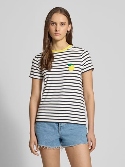 Vrouwenmodel draagt Regular Fit T-Shirt uit viscosemix model 'HEART LIFE' van Only met all-over streeppatroon, frotté-applicatie en contrastdetails, ronde hals en korte mouw, frontale opname bovenlichaam.