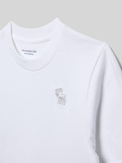 Produktfoto, Kinder T-Shirt mit Rundhalsausschnitt Modell 'ESSENTIAL' von Abercrombie&Fitch, gerader Schnitt, kurzärmelig, weiße Farbe, Textur aus weicher Baumwolle, Rückenlänge bei Größe 134: 48 cm