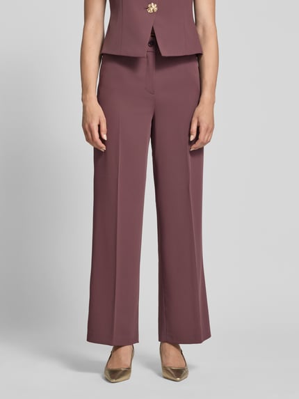 Frauenmodel trägt Wide Fit Stoffhose mit Bügelfalten von Christian Berg Woman Selection im Elastischer-Material-Mix in Mauve, Nahaufnahme Oberkörper.