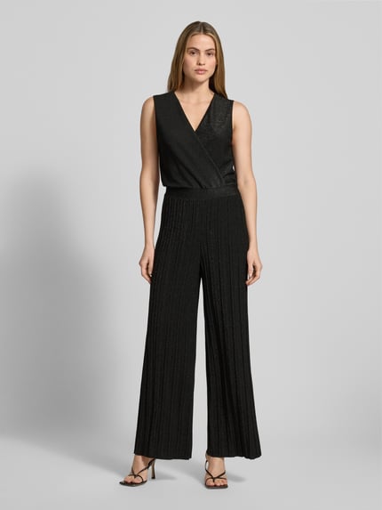 Frauenmodel trägt schimmernden Jumpsuit Modell 'Li44ana' von ZABAIONE aus Material-Mix mit Stretch-Anteil, Regular-Fit, V-Ausschnitt, Ganzkörperansicht von vorne.