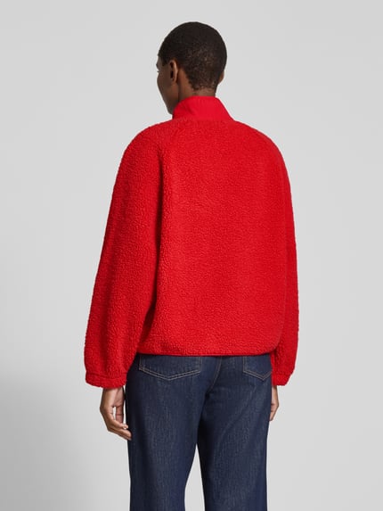 Vrouwenmodel draagt Regular Fit Sweatjacke aus Teddyfell van Jake*s Casual in effen rood met grove structuur, geheellichaamsaanzicht achterkant.