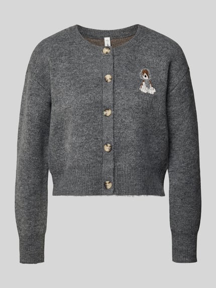 Produktfoto, Relaxed Fit Strickpullover mit Stickerei Modell 'TEDDY' von ONLY, graue grobe Strickstruktur, goldfarbene Knöpfe, Damen Strickjacke von ONLY