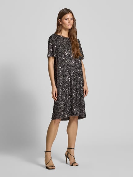 Vrouwenmodel draagt knielang Knielanges Kleid met ronde hals van Comma, los model, met pailletten, korte mouwen, volledig zicht van voren.