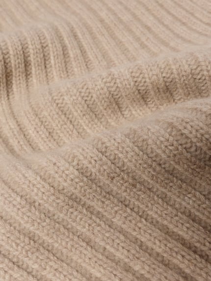 Produktfoto, beige-gemusterte, rechteckige Strickstruktur des Schal mit Label-Patch von Christian Berg Men, Breite 28 cm, weiche Textur