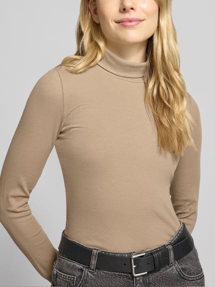 Frauenmodel trägt Langarmshirt mit Rollkragen Slim Fit von MARC O'POLO, unifarben, strukturierte Optik, Nahaufnahme Oberkörper.