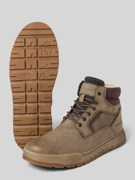 Produktfoto, Boots mit Warmfutter Modell 'Onar' von TOM TAILOR in lederähnlicher Optik mit strukturierter Oberfläche, Label-Prägung, Reißverschluss, Schnürung und profilierter Gummisohle auf heller Oberfläche.