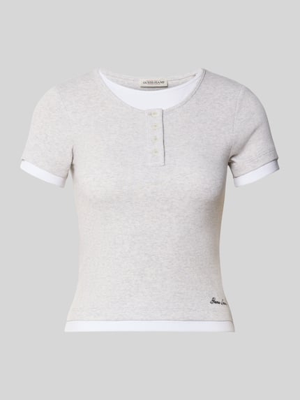 Produktfoto, Slim Fit T-Shirt mit Logo-Stitching von GUESS, fakturowany wzór, okrągły dekolt, krótki rękaw, damski t-shirt, długość tyłu w rozmiarze S: 50 cm