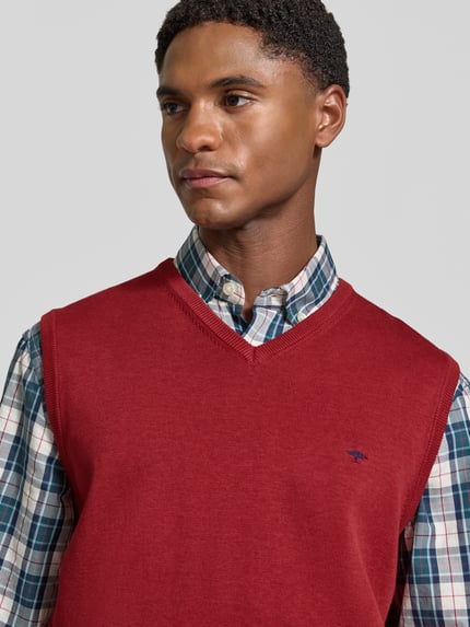 Męski model nosi Regular Fit Pullunder aus reiner Baumwolle mit Logo-Stickerei von Fynch-Hatton, czerwony, tekstura gładka, dekolt w serek, wyhaftowane logo, krój regular fit, bez rękawów, ściągacze, Długość tyłu w rozmiarze M: 72 cm, zbliżenie na górną część ciała