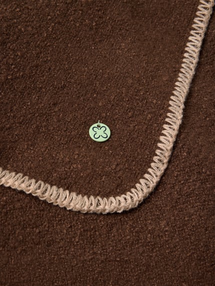 Productfoto, detail van rechthoekige sjaal met viscose van Codello, model 'SOL', Materiaalmix met viscose, two-tone-stijl, labelapplicatie, bruine en beige tinten, grof geweven textuur, Breedte 64 cm, Lengte 202 cm
