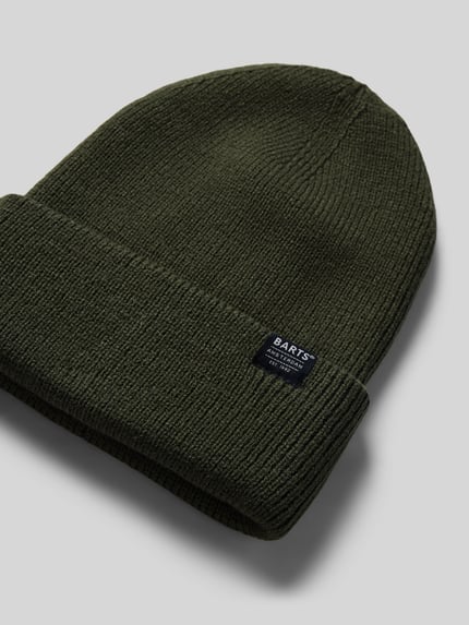 Produktfoto, Mütze mit Label-Patch Modell 'KINABALU' von BARTS, unifarben in Dunkelgrün, gerippter Strick aus 100% Polyacryl, strukturierte Oberfläche.