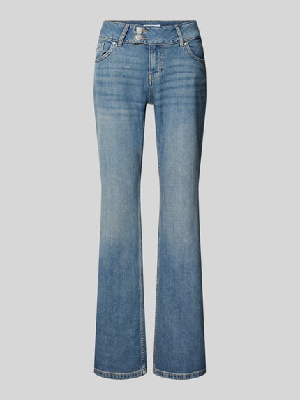 Produktfoto, Flared Fit Jeans mit Gürtelschlaufen von REVIEW in klassischem Blau mit 5-Pocket-Design, Sicht auf Jeans von vorne