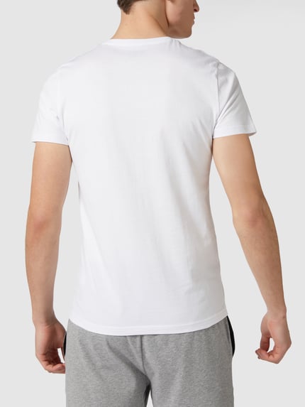 Männermodel trägt T-Shirt mit V-Ausschnitt im 2er-Pack von MCNEAL aus reiner Baumwolle, Slim-Fit, weiß, glatte Textur, Ganzkörperansicht Rückansicht.