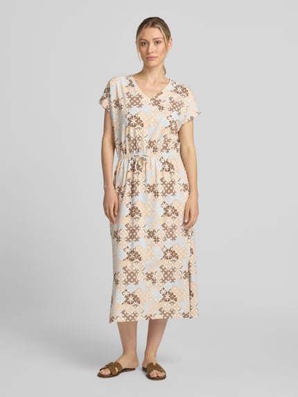 Frauenmodel trägt Relaxed Fit Freizeitkleid aus Baumwoll-Mix von s.Oliver RED LABEL mit beigem und braunem Muster, Ganzkörperansicht von vorne.
