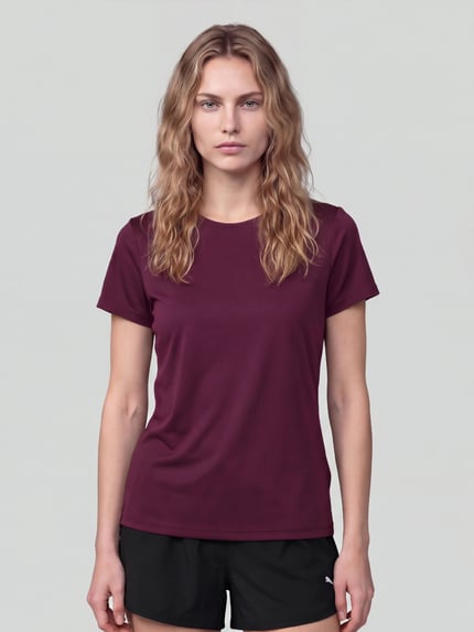 Frauenmodel trägt T-Shirt mit Label-Stitching und Rundhalsausschnitt von PUMA in Dunkelrot, reine Baumwolle, Regular Fit, Ganzkörperansicht von vorne.