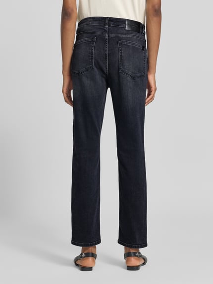 Frauenmodel trägt Slim Fit Jeans aus Baumwoll-Mix Modell 'LANA' von Max Mara, dunkles Denim, klare Nähte, Damen Slim Fit Jeans von Weekend Max Mara, Ganzkörperansicht Rückansicht.