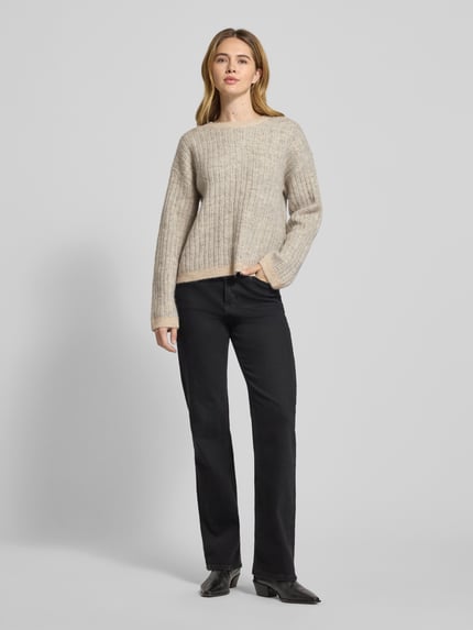 Frauenmodel trägt Relaxed Fit Pullover aus Woll-Mix mit Alpaka-Anteil Modell 'FALVA' von Selected Femme, Optik: Allover-Muster, Strukturmuster, Rundhals, Langarm, Strick, materialtypische Textur, Ganzkörperansicht von vorne.
