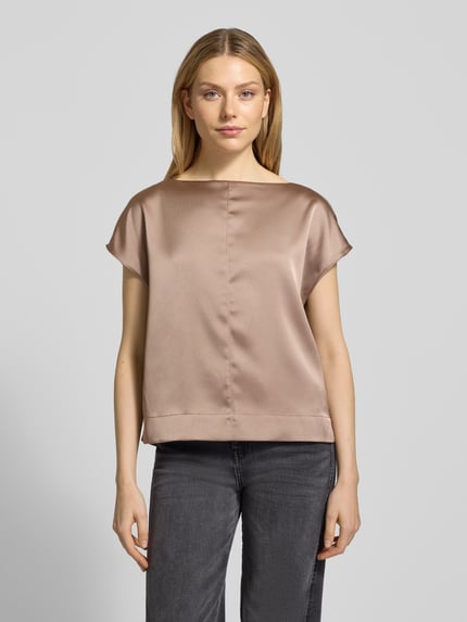 Vrouwenmodel draagt Blusenshirt met Rundhalsausschnitt van OPUS, losse pasvorm, glanzende beige stof, bovenlichaam close-up frontaal.