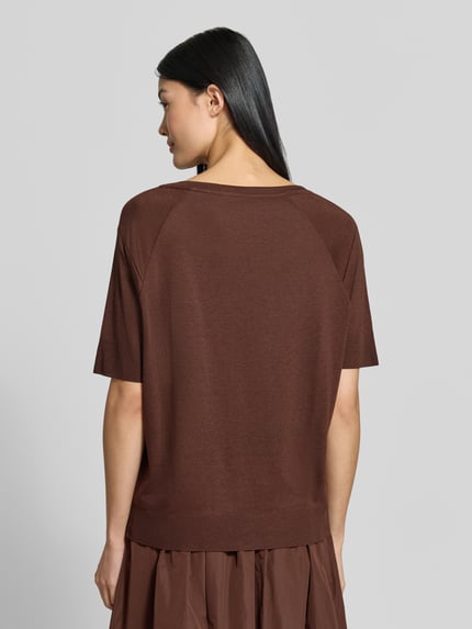 Frauenmodel trägt Shirt aus Lyocell-Mix von Luisa Cerano in Braun, lockere Passform, Raglanärmel, Rückenansicht, Ganzkörperansicht Rückansicht.